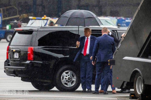 当地时间8月3日，美国前总统特朗普抵达华盛顿特区地方法院