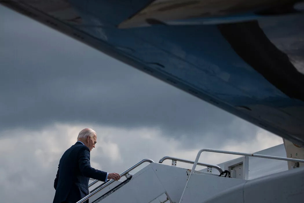 拜登总统登上空军一号
