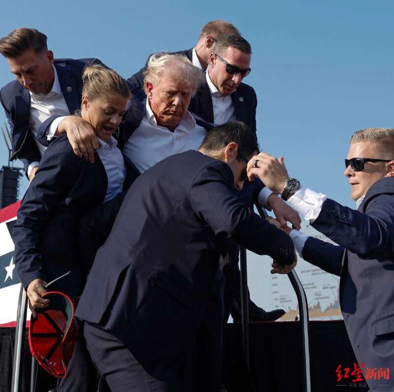 特工护送特朗普撤离