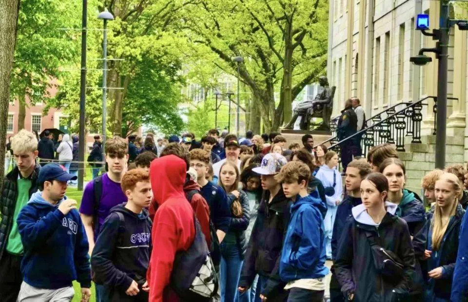 哈佛大学校园里的高中游学团